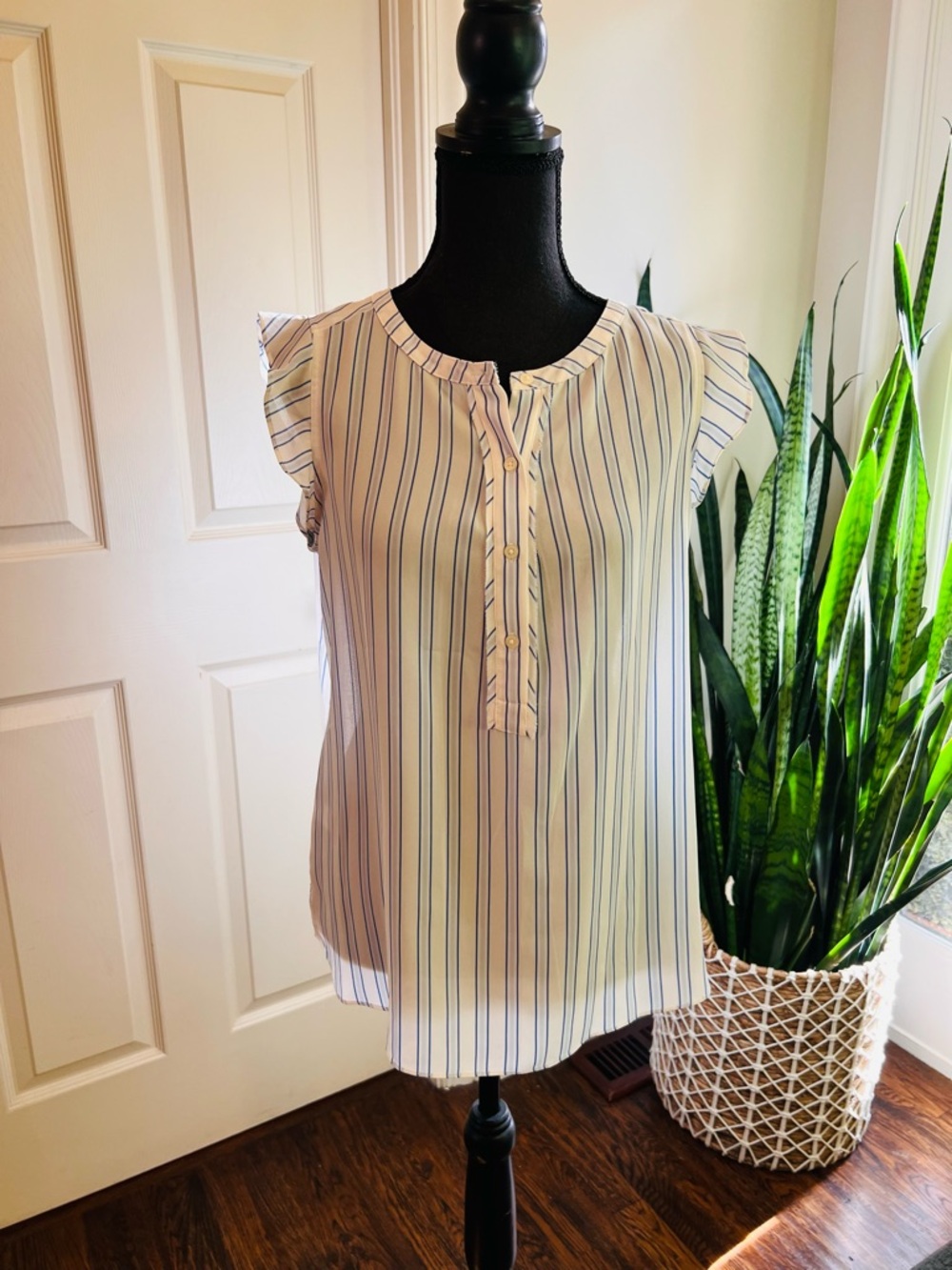 Ann Taylor LOFT Striped Blouse Size Small Blue White Flutter Sleeve Top